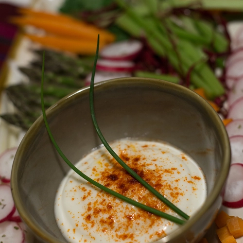 Raw vegetables with smoked vegan mayonnaise