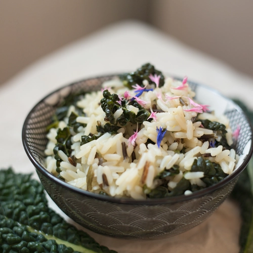 Insalata di riso e foglie cavolo nero