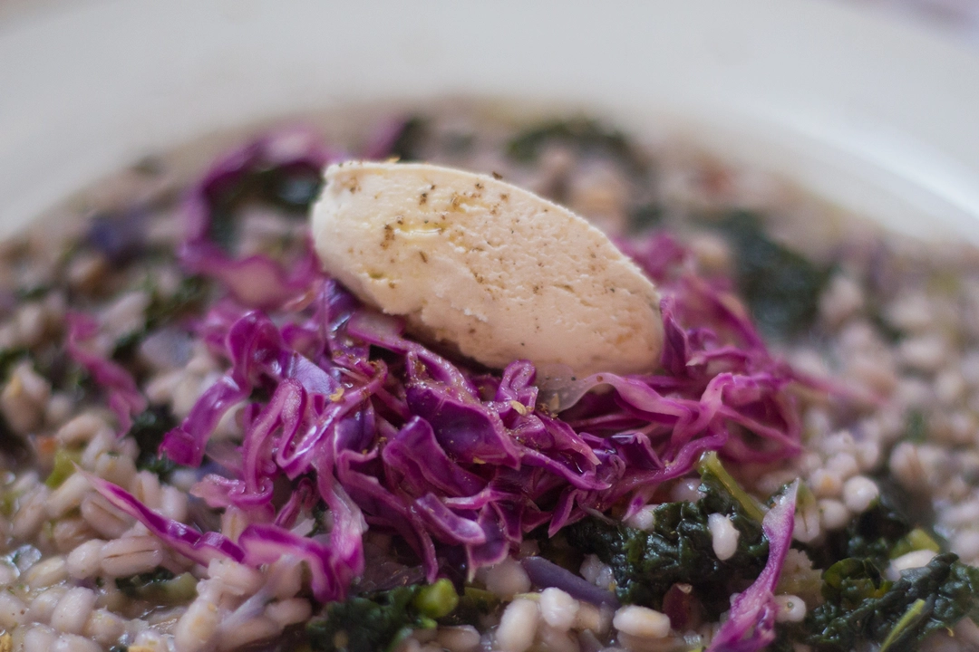 Recipe:  Barley with leek, black cabbage and marinated purple cap