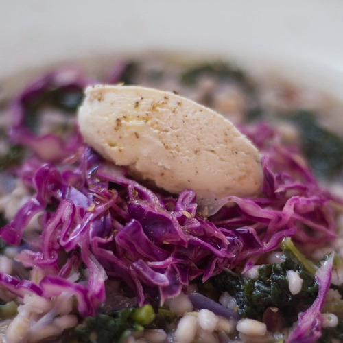 Orzotto con porro, cavolo nero e cappuccio viola marinato