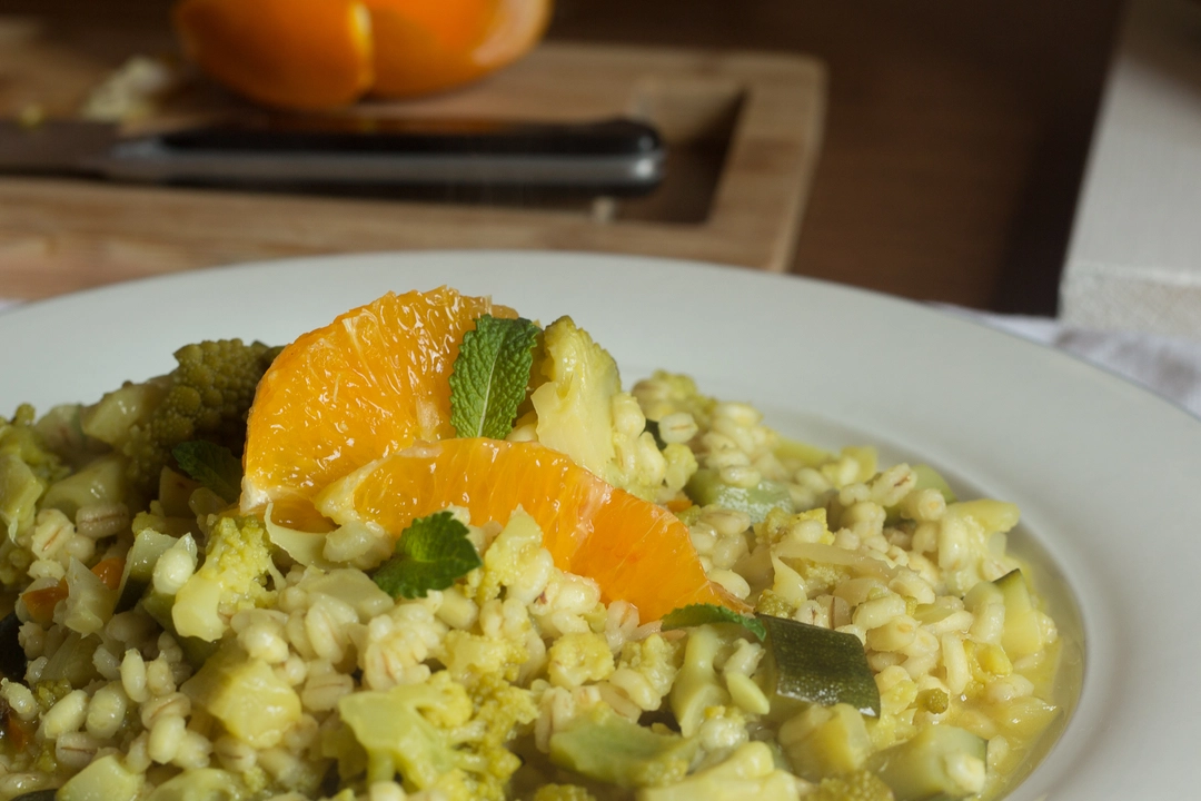 Ricetta: Orzotto vegan al broccolo romanesco, asparagi, menta e arancia 