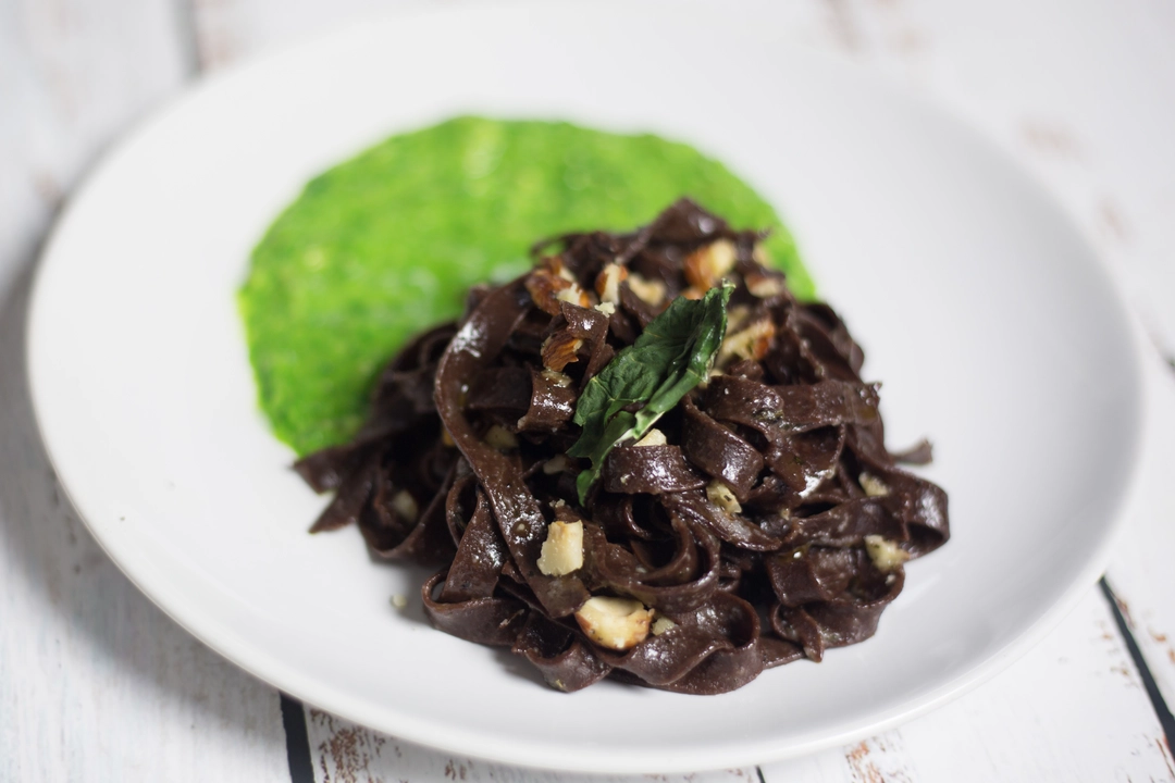 Ricetta: Tagliatelle al cacao con pesto di spinacini e nocciole