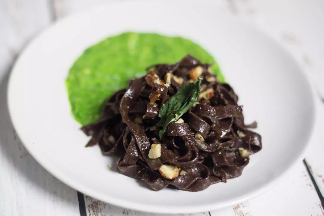 Recipe: Cocoa Tagliatelle with Spinach and Hazelnut Pesto (photo 1)