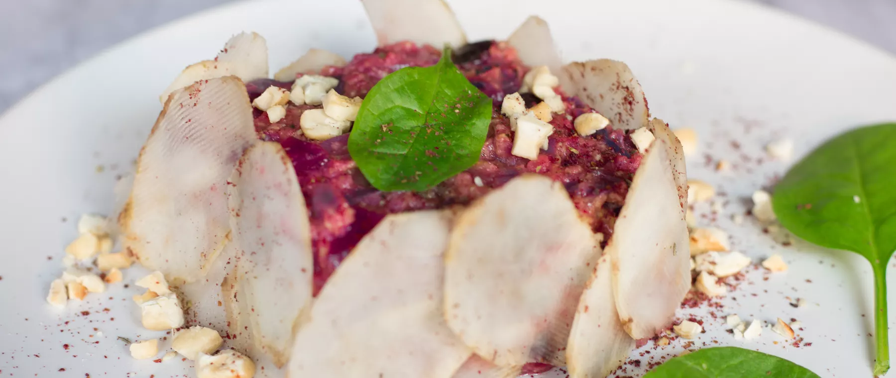 Ricetta: Miglio al cavolo cappuccio rosso e rape con carpaccio di topinambur, noci, nocciole e sumac