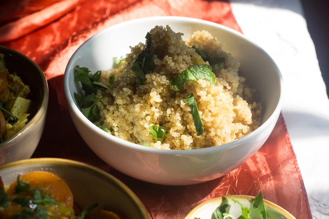 Ricetta: Tofu e verdure al latte di cocco, quinoa ed erbette aromatiche - 1