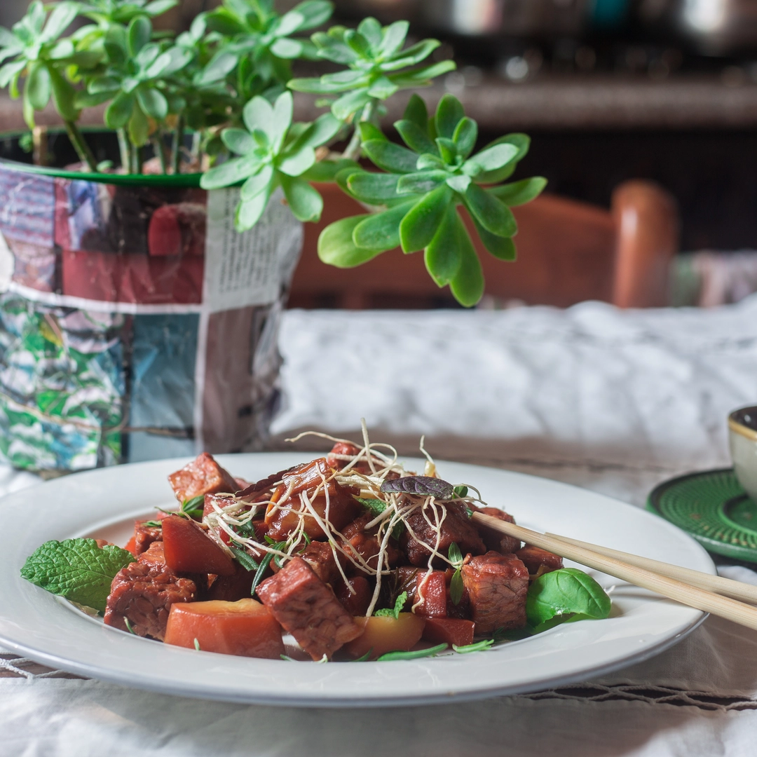 Ricetta: Tempeh brasato con shiso, aromatiche, radici di porro e verdure - 1