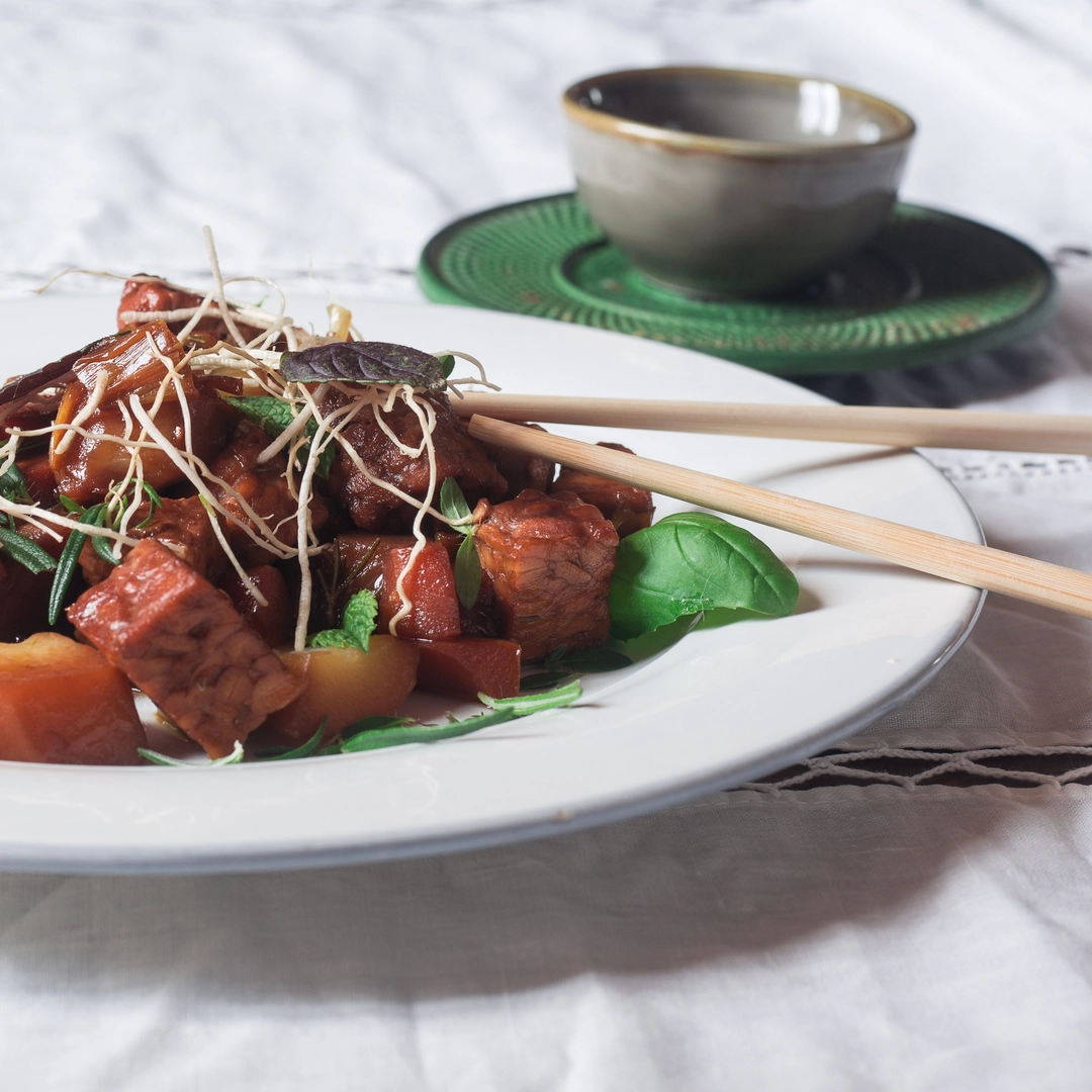 Recipe:  very Very tasty braised tempeh with shiso, aromatic herbs and leek roots