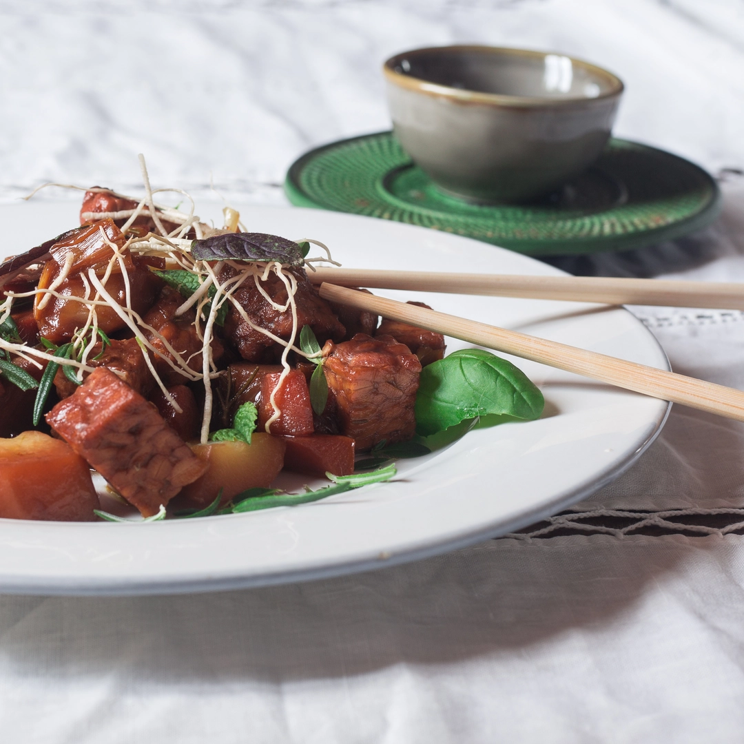 Ricetta: Tempeh brasato con shiso, aromatiche, radici di porro e verdure