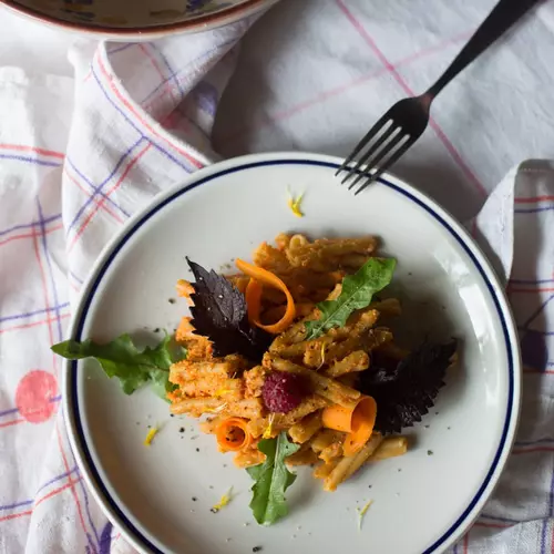 Strozzapreti di ceci con pesto di carote, tarassaco e foglie di shiso