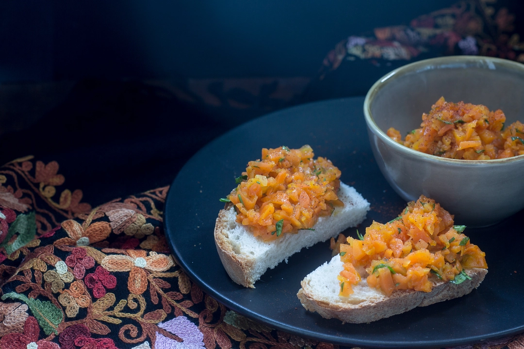 Ricetta: Bruschette con pesto di carote piccanti 