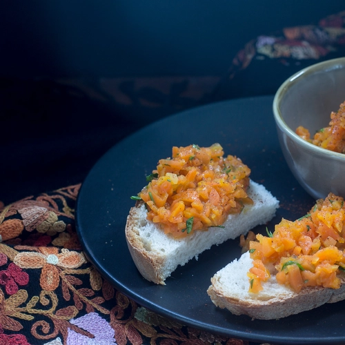 Bruschette con pesto di carote piccanti 