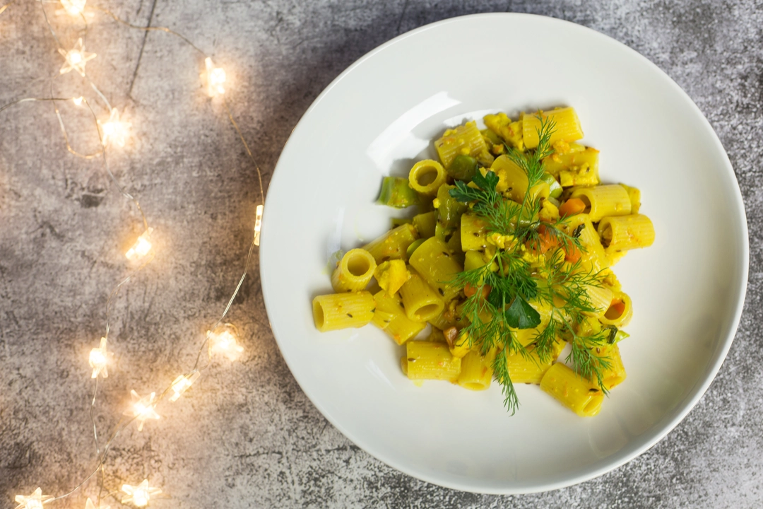 Ricetta: Mezze maniche con crema di avena, crumble di tofu, curcuma fresca e tante verdurine - 1