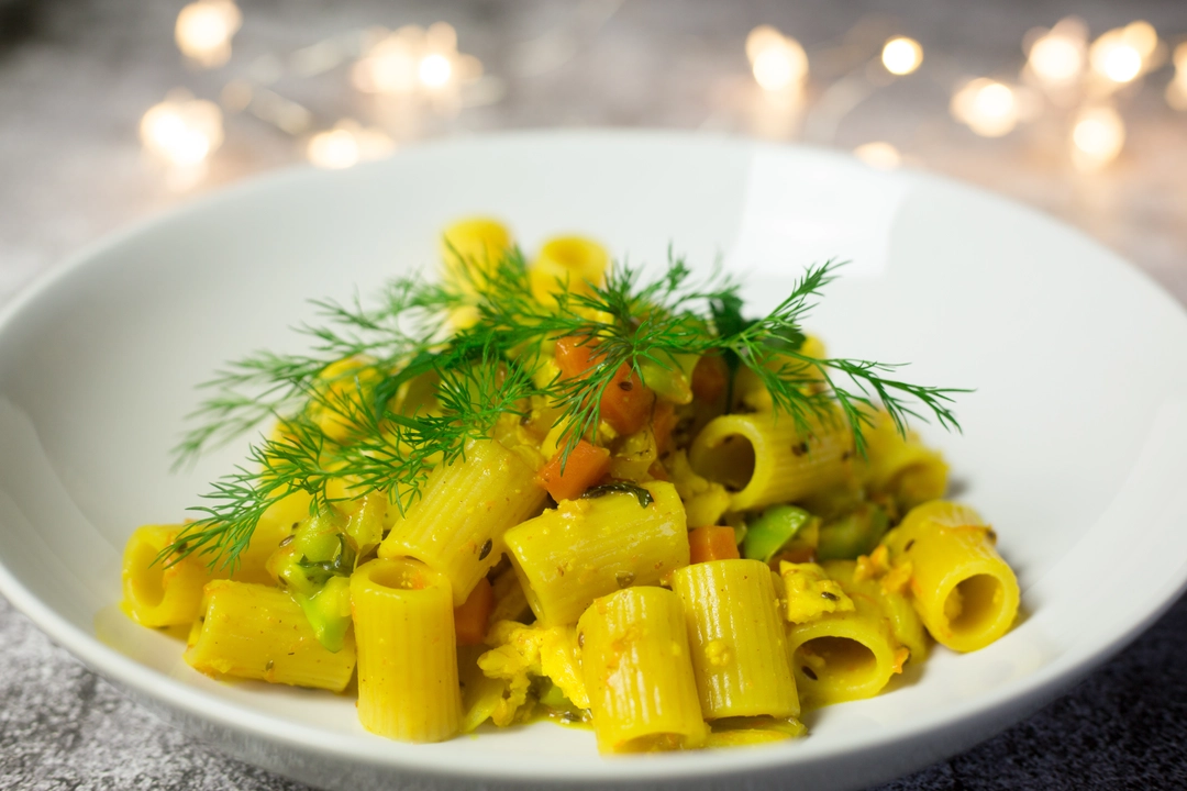 Ricetta: Mezze maniche con crema di avena, crumble di tofu, curcuma fresca e tante verdurine