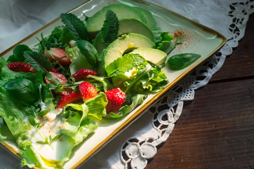 Recipe:  Super fresh strawberry, rocket and aromatic herbs salad