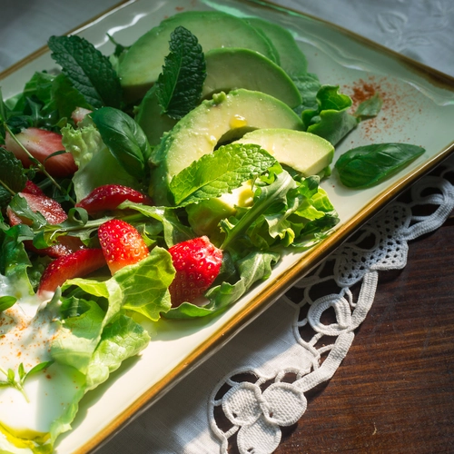 Insalata di fragole, rucola ed erbe aromatiche