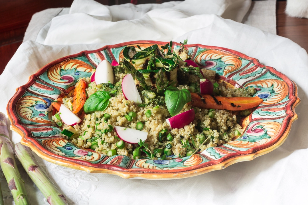 Ricetta: Insalata di quinoa con asparagi crudi, pesto di aromatiche e altre amenità