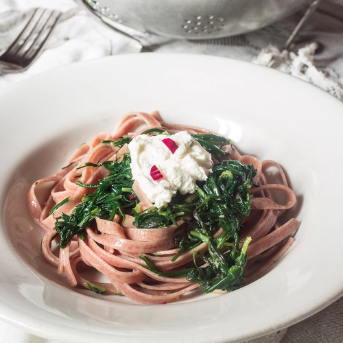 Fettuccine di farro integrale dicocco con agretti e ricotta di mandorle