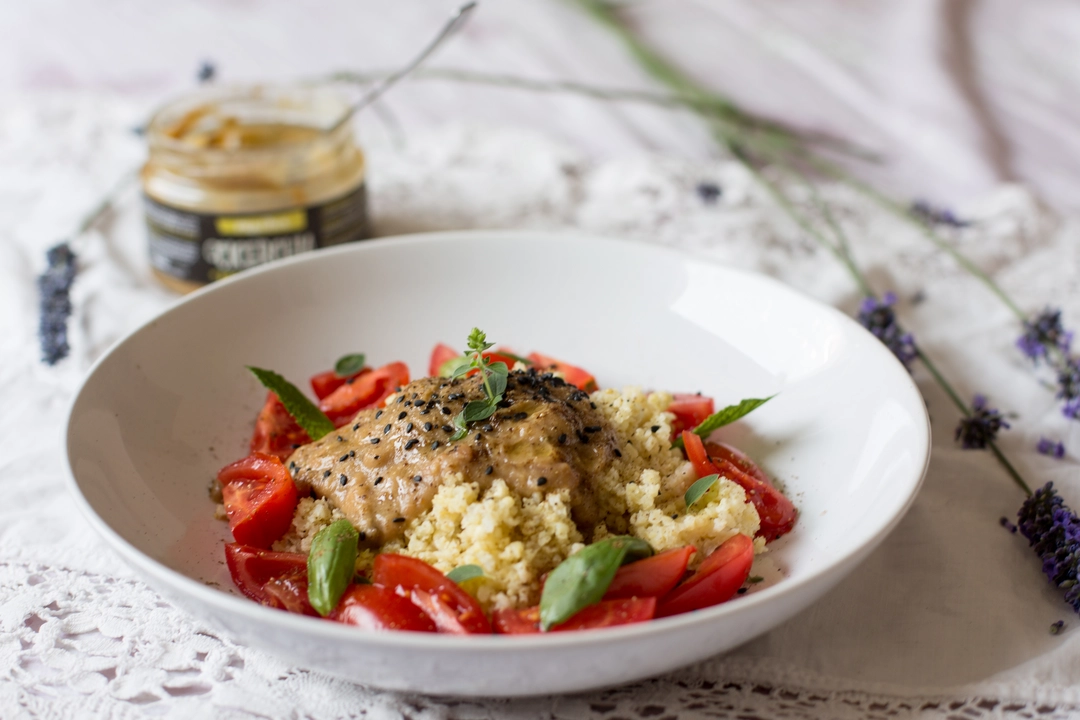 Ricetta: Bowl di miglio con hummus di cicerchie, datterini e lavanda