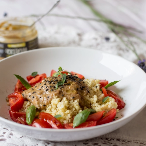 Bowl di miglio con hummus di cicerchie, datterini e lavanda