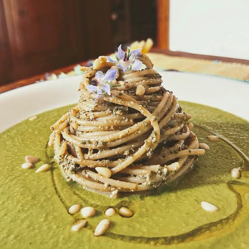 Spaghettoni, pesto di salvia e crema di piselli 