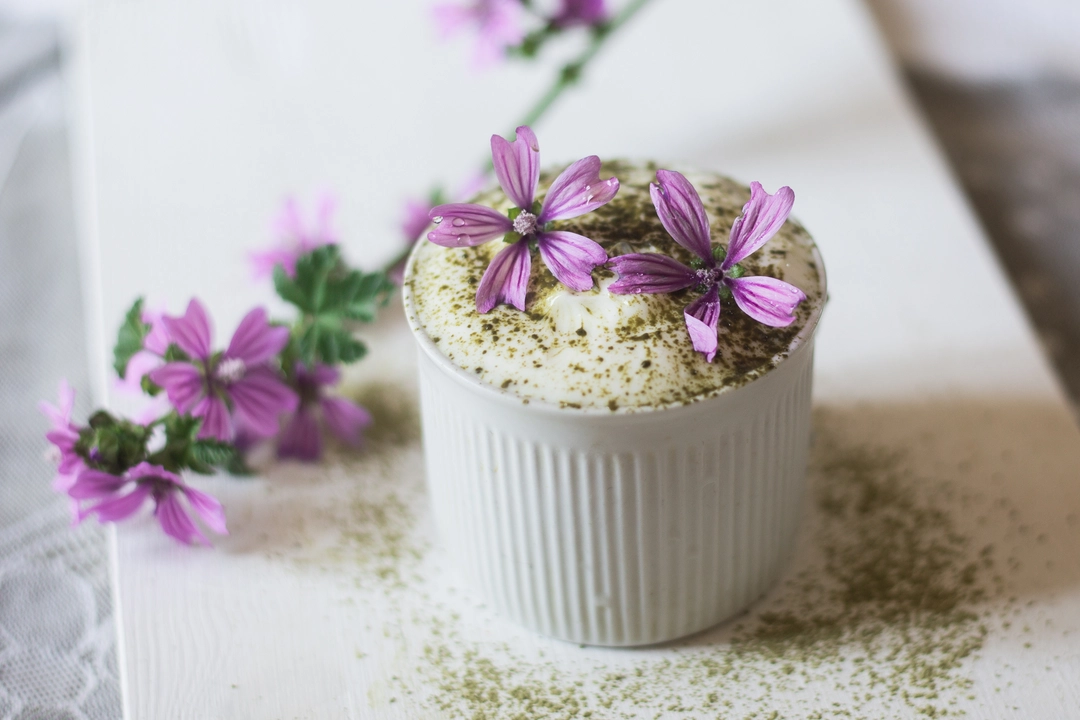 Recipe: Vegan yoghurt with macha tea and mallow flowers for a super tasty breakfast