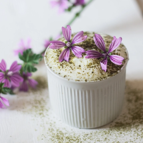 Un'insolita colazione: yogurt di soia con tè macha