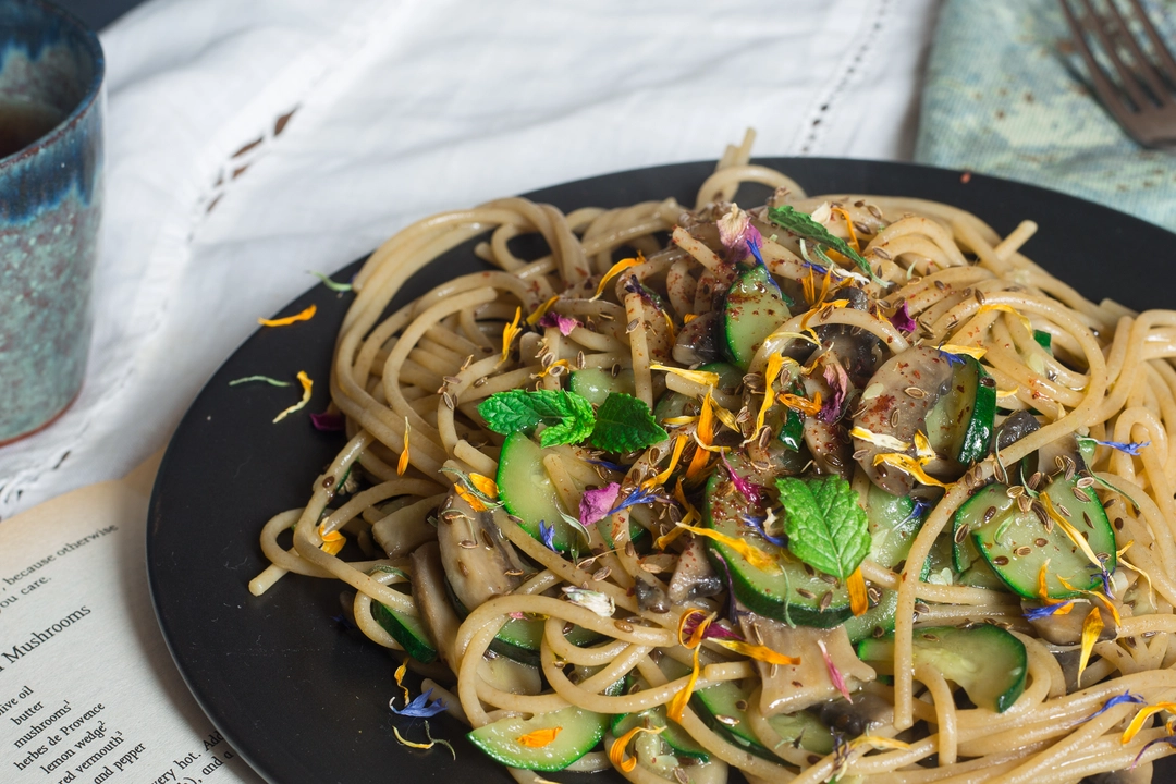 Recipe:  Whole vegan spaghetti with mushrooms, courgettes, dill seeds, mint and flowers