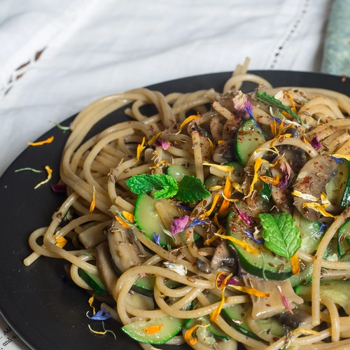  Whole vegan spaghetti with mushrooms, courgettes, dill seeds, mint and flowers