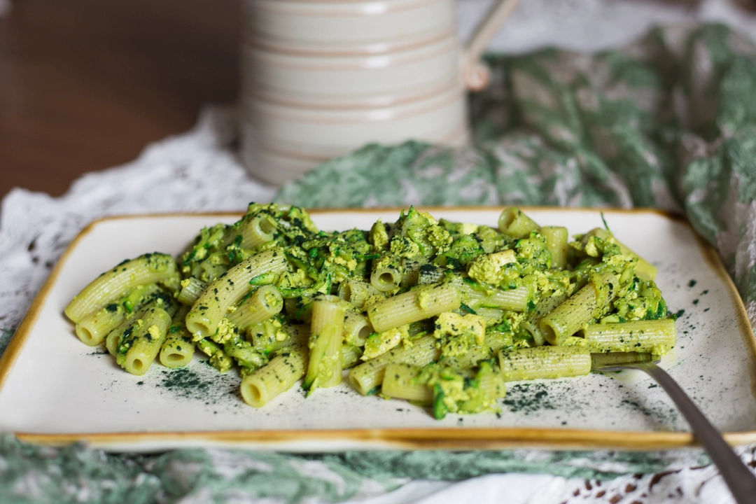 Ricetta: Sedani di grano duro con crumble di tofu, zucchine e spirulina