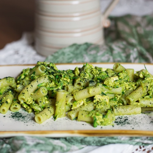 Sedani di grano duro con crumble di tofu, zucchine e spirulina