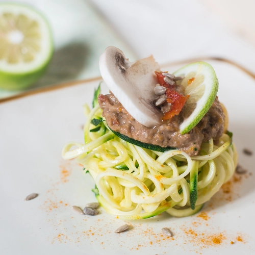 Spaghetti di zucchina con sugo di champignon a crudo