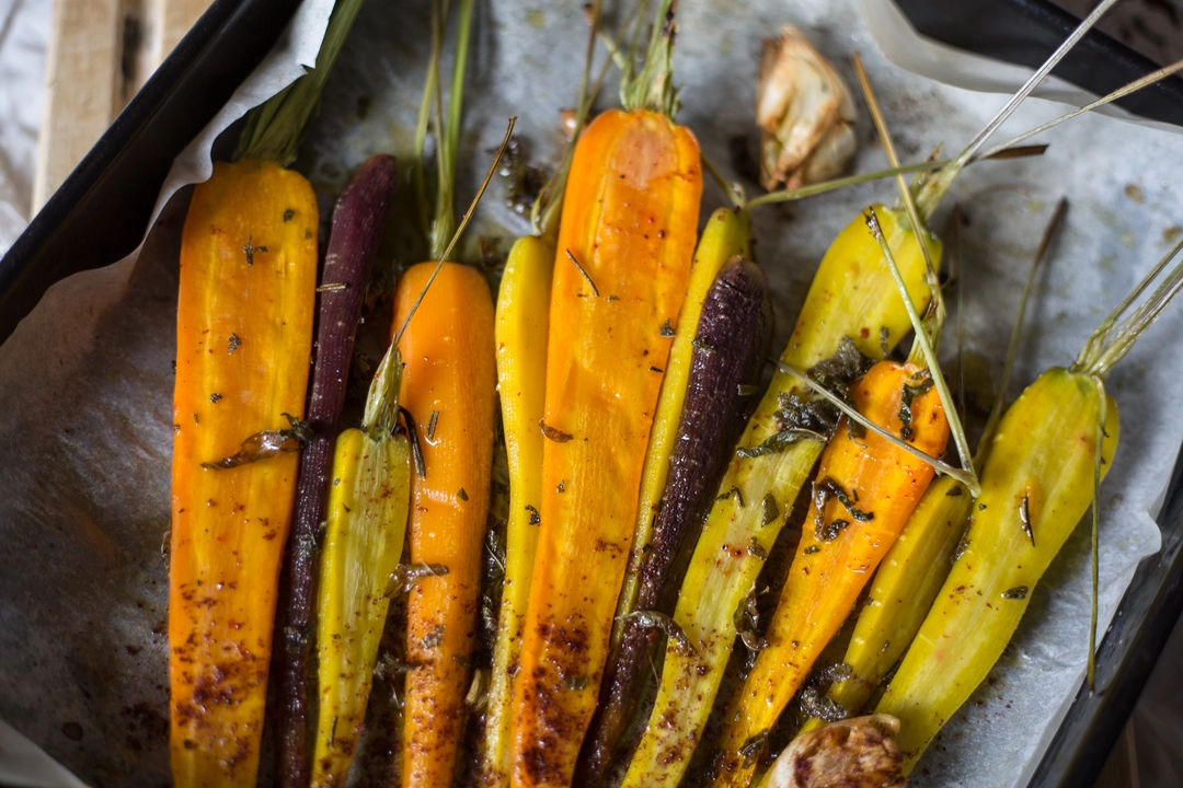 Recipe:  Tricolor baked carrots with aromatic herbs and spices