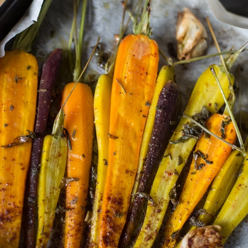 Carote tricolore al forno con erbe aromatiche e spezie