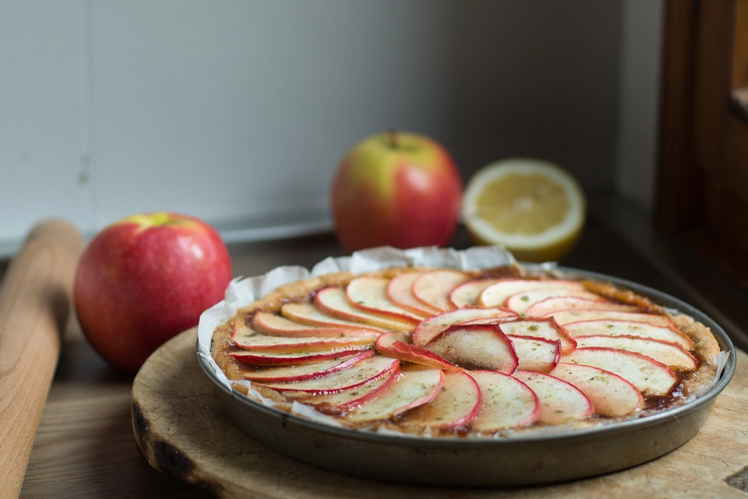 Ricetta: Crostata con frolla dolce di farina di riso, semi-integrale e nocciole, con confettura di prugne gialle, mele e zucchero alla menta