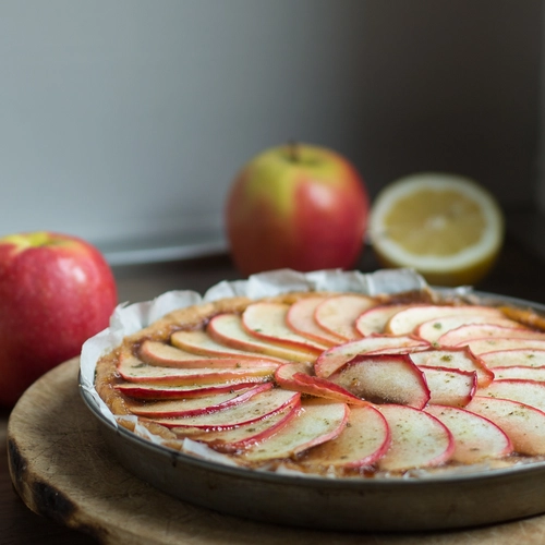 Crostata con frolla dolce di farina di riso, semi-integrale e nocciole, con confettura di prugne gialle, mele e zucchero alla menta