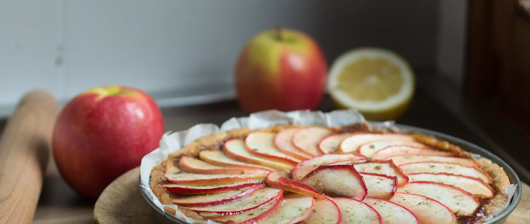 Ricetta: Crostata con frolla dolce di farina di riso, semi-integrale e nocciole, con confettura di prugne gialle, mele e zucchero alla menta