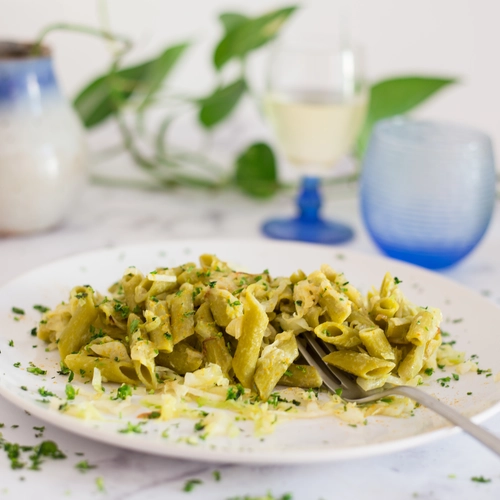 Penne di piselli con ragù di cavolo cappuccio speziato