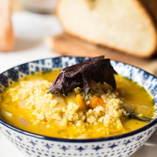 Zuppa di zucca e porro, con miglio, orzo e shiso