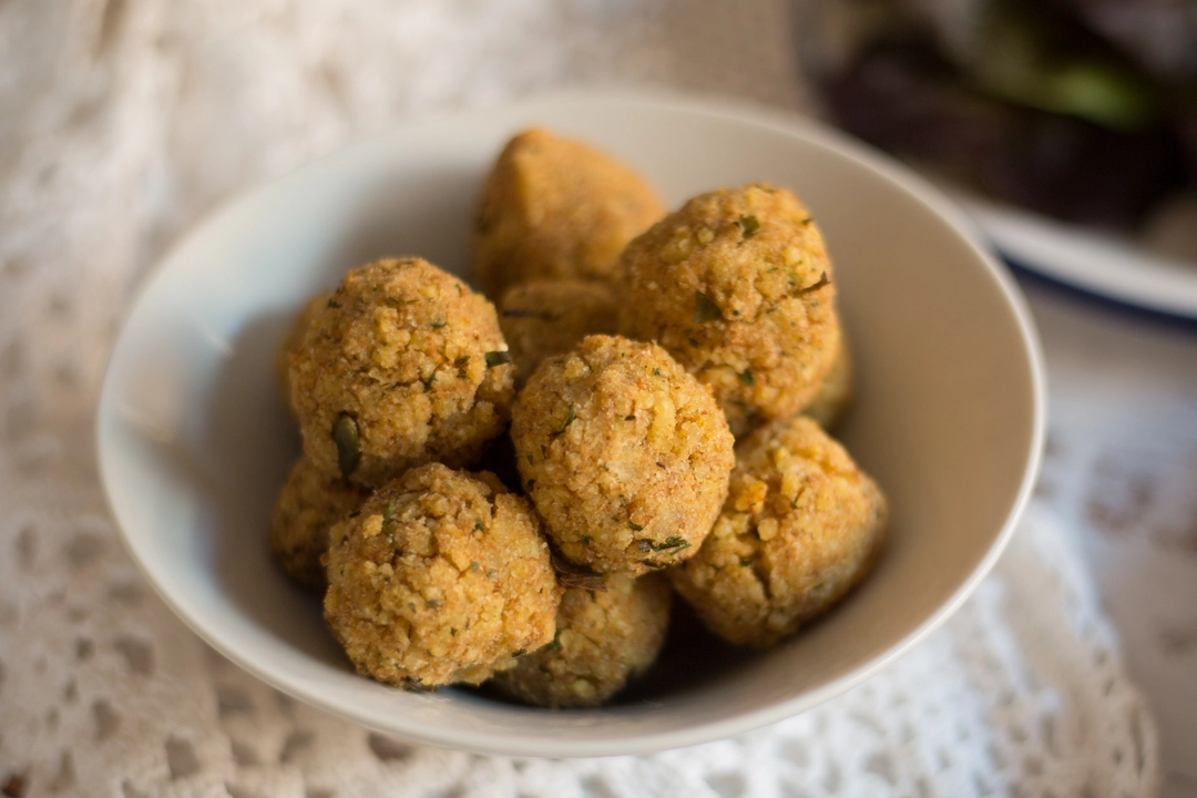 Ricetta: Polpette di miglio con fichi e salsa di melanzane agrodolce  - 1