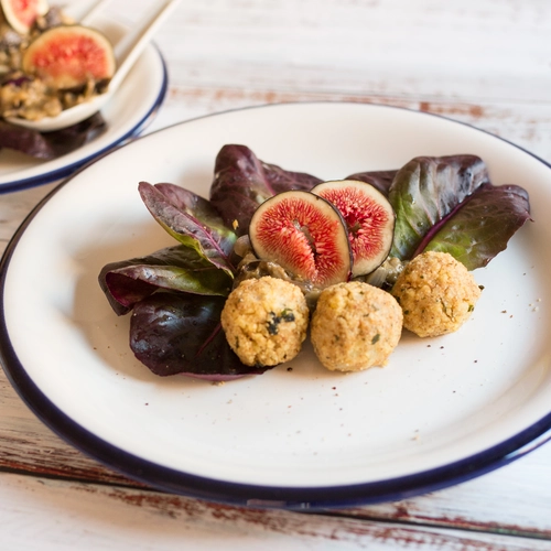 Polpette di miglio con fichi e salsa di melanzane agrodolce 