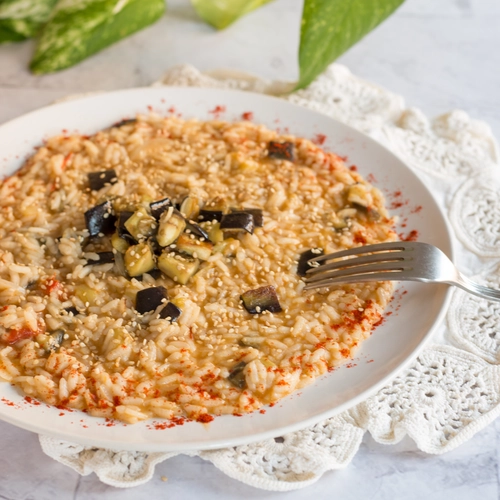 Risotto della transizione stagionale con melanzane e paprika fumè