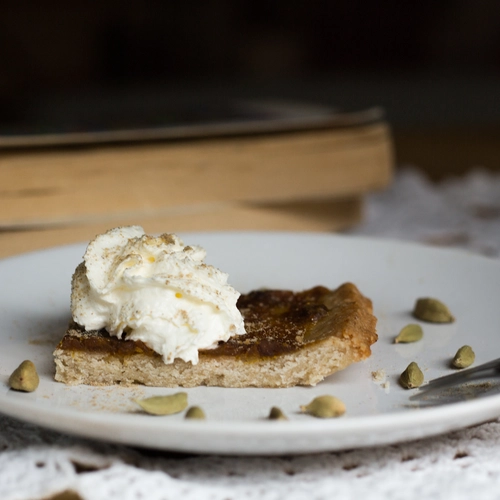 Frolla vegana al cardamomo con panna di cocco