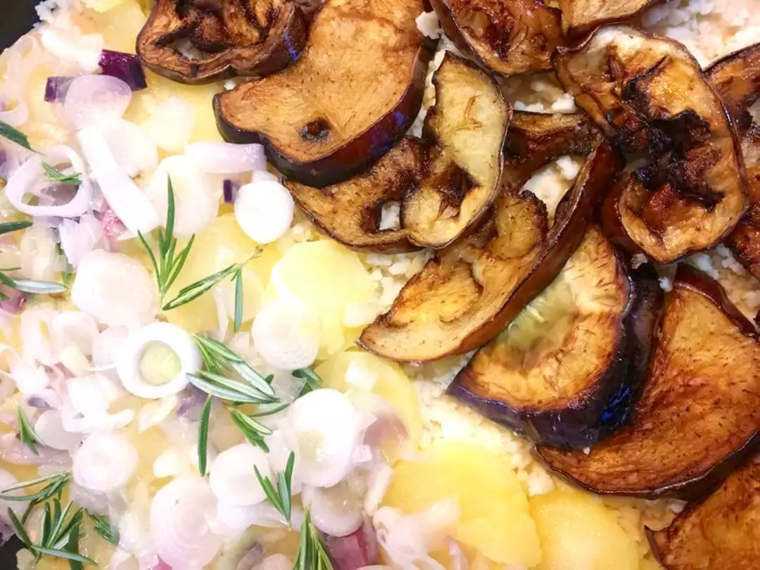 Ricetta: Focaccia con melanzane, cipolle, patate e rosmarino