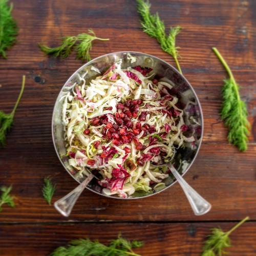 Cavolo cappuccio verde e melograno con vinaigrette all'aneto e senape