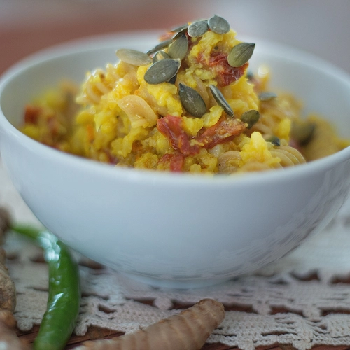 Whole fusilli with cauliflower cream and fresh turmeric 