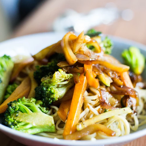 Spaghetti con verdure croccanti al limone